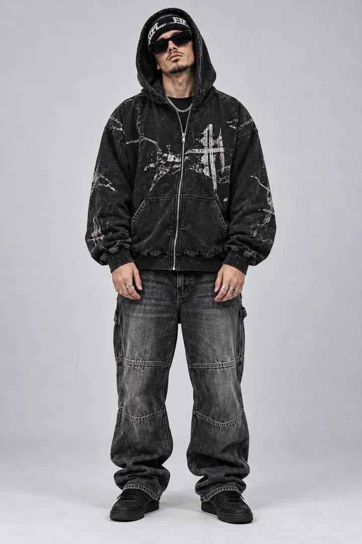MC P framifrån i studio: svart hoodie, vida jeans, solglasögon och mössa.